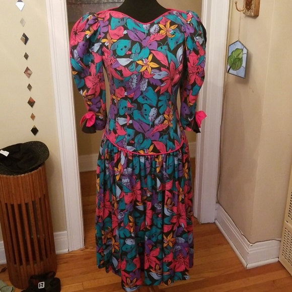 Vintage Dresses & Skirts - VTG 80s Tropical Puffy Sleeved Midi Dress